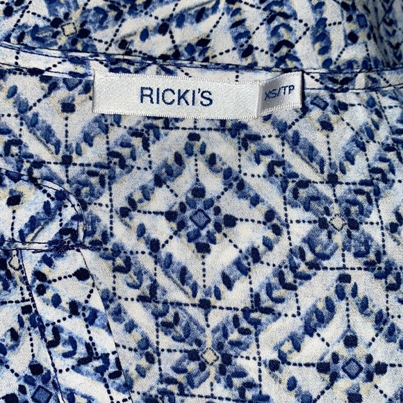 Ricki’s | Woman’s Short Sleeve Blouse - Size XS - Picture 4 of 5